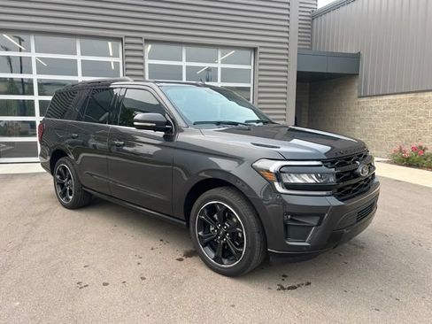 Used 2024 Ford Expedition Limited AWD/4WD image 3