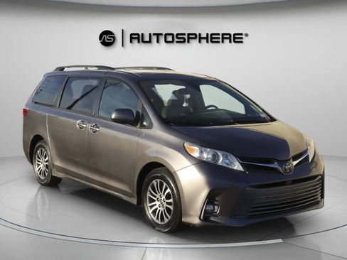 Used 2019 Toyota Sienna XLE image 12