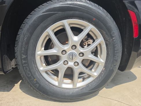 Used 2023 Chrysler Pacifica Touring-L FWD image 16