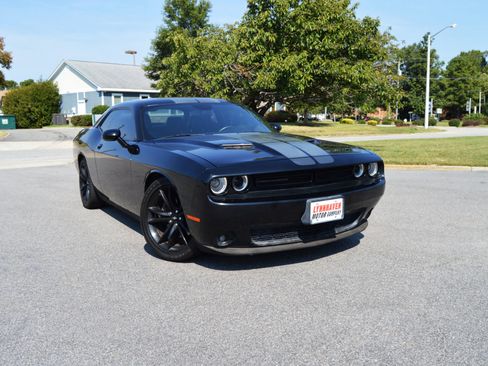 Used 2017 Dodge Challenger SXT Plus image 2