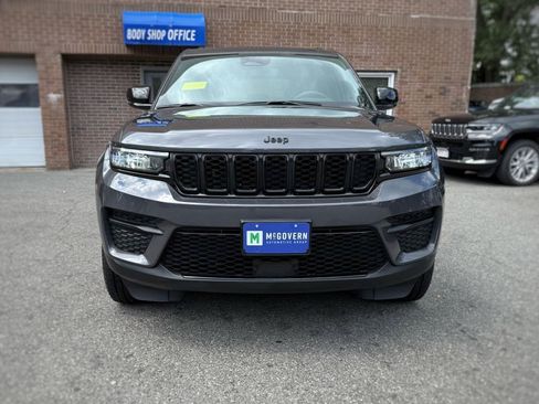 Used 2023 Jeep Grand Cherokee Altitude AWD/4WD image 2