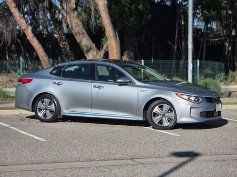 Used 2017 Kia Optima EX w/ Technology Package image 2