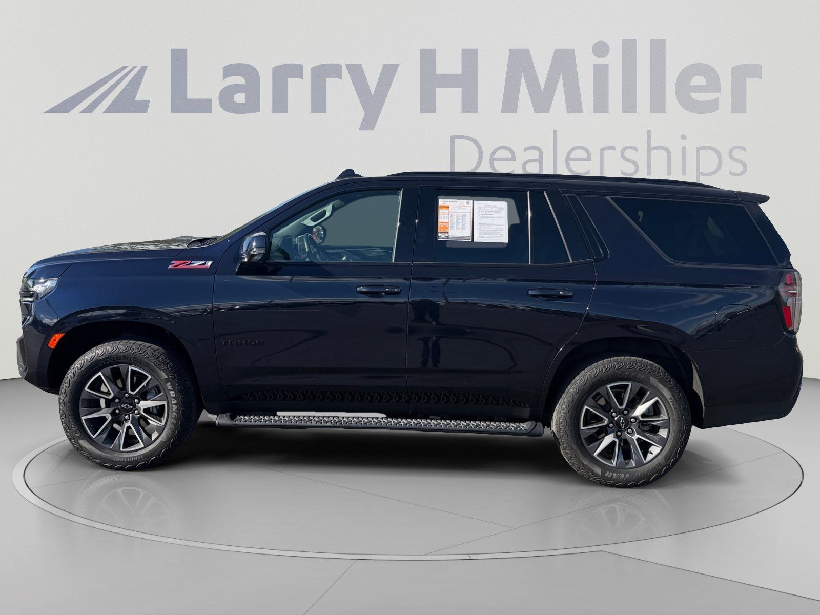 Used 2023 Chevrolet Tahoe Z71 w/ Luxury Package AWD/4WD image 2