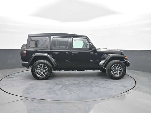 Used 2025 Jeep Wrangler Unlimited Sahara AWD/4WD image 9