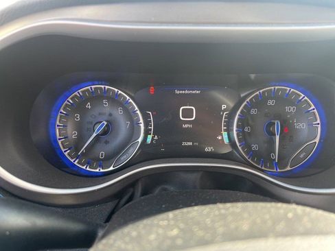 Used 2021 Chrysler Pacifica Touring w/ Uconnect Theater Family Group image 6