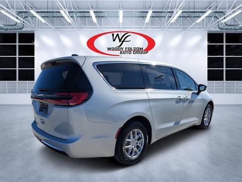 New 2026 Chrysler Pacifica Select FWD image 3