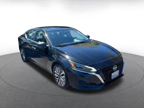 Used 2025 Nissan Altima 2.5 SV image 1