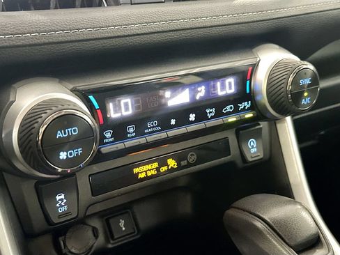 Used 2022 Toyota RAV4 XLE AWD/4WD image 15