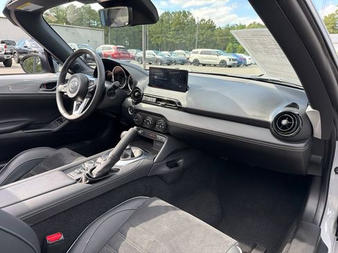 Used 2025 MAZDA MX-5 Miata RF Club w/ Weather Package RWD image 10