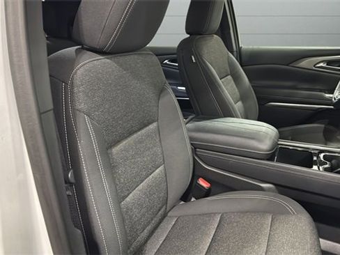 Used 2025 Chevrolet Traverse LT image 32