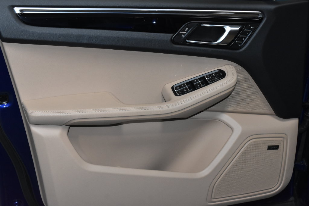 Used 2026 Porsche Macan AWD/4WD image 6