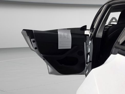 Used 2022 Tesla Model Y Long Range image 25