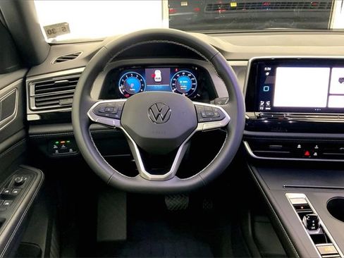 Used 2025 Volkswagen Atlas Cross Sport SE image 5