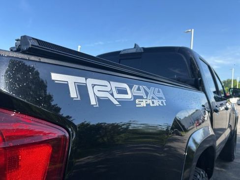 Used 2017 Toyota Tacoma TRD Sport AWD/4WD image 17
