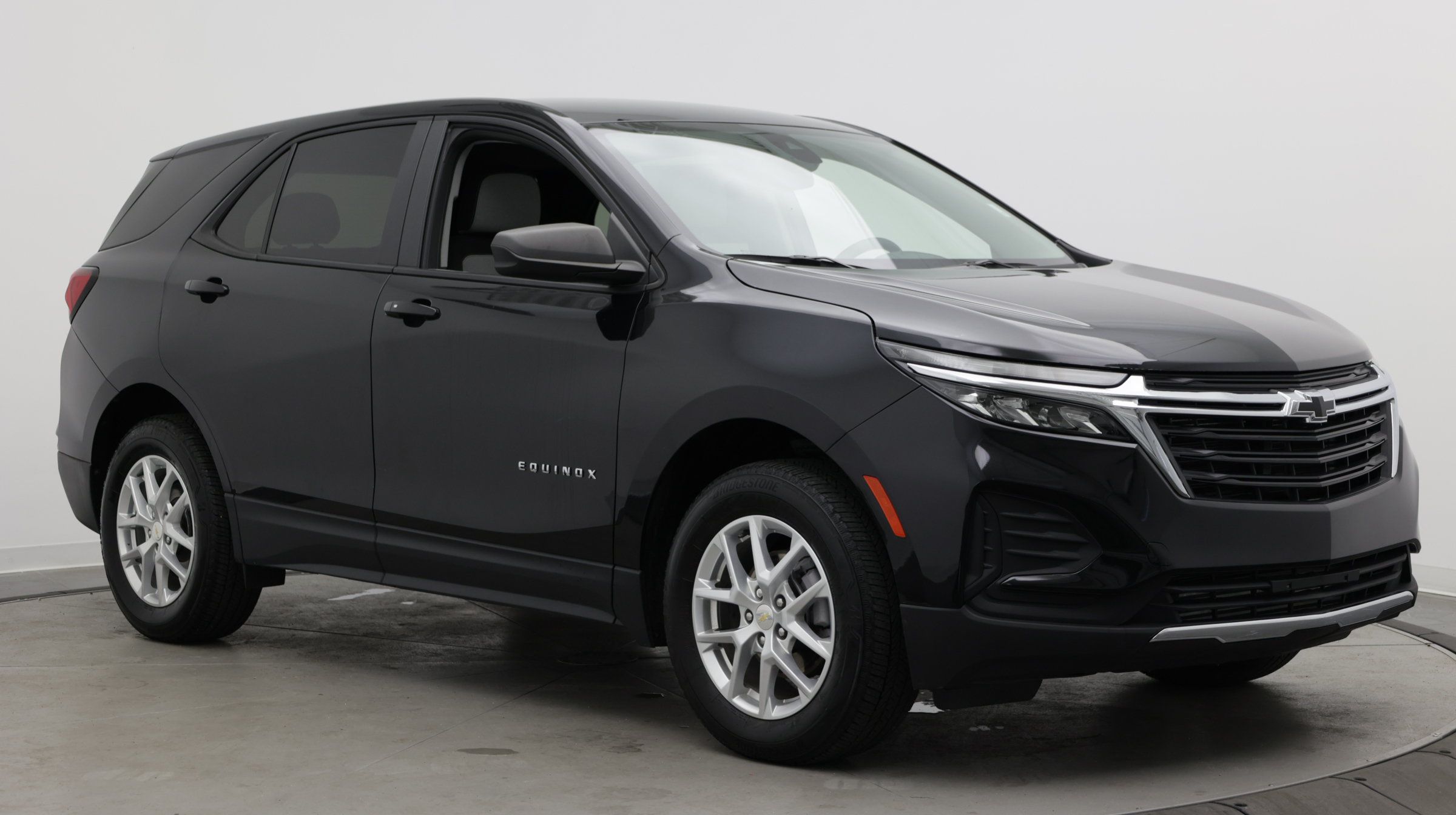 Used 2024 Chevrolet Equinox LS w/ LS Convenience Package AWD/4WD image 3