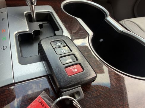 Used 2012 Toyota Camry XLE FWD image 36