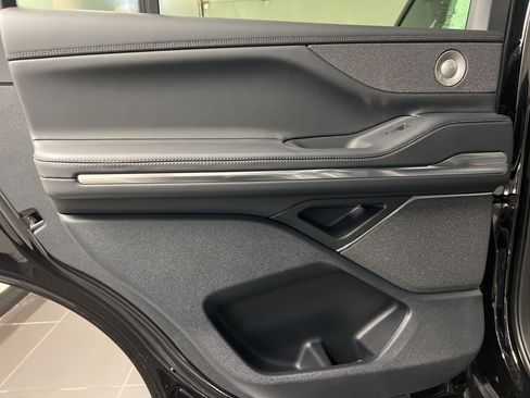 New 2026 Lincoln Navigator Reserve AWD/4WD image 42