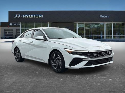 Certified 2025 Hyundai Elantra SEL FWD image 2