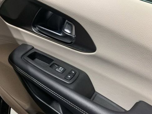 Used 2024 Chrysler Pacifica Touring-L image 26