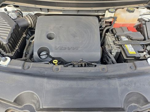 Used 2023 Chevrolet Traverse LT image 32