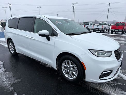 Used 2023 Chrysler Pacifica Touring-L image 7