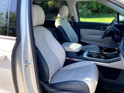 Used 2025 Kia Carnival SX FWD image 7