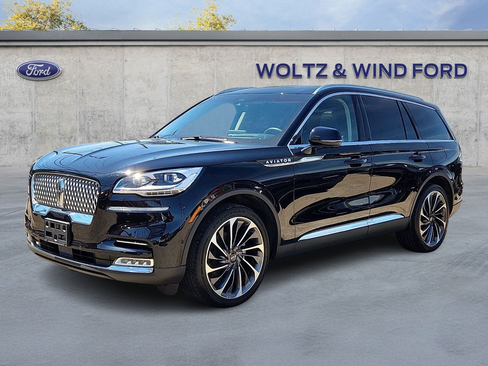 Used 2023 Lincoln Aviator Reserve w/ Equipment Group 201A AWD/4WD image 3