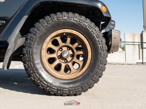Used 2017 Jeep Wrangler Unlimited Sahara AWD/4WD image 9