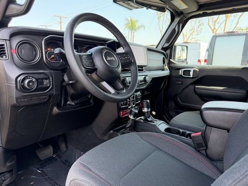 Used 2025 Jeep Wrangler Unlimited Rubicon AWD/4WD image 22