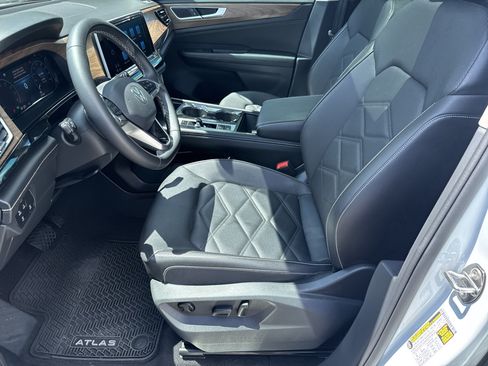 Certified 2024 Volkswagen Atlas SE w/ Panoramic Sunroof Package FWD image 5
