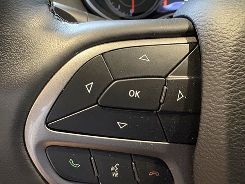 Used 2019 Jeep Cherokee Limited image 14