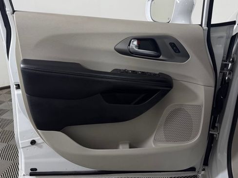 Used 2019 Chrysler Pacifica Limited FWD image 14