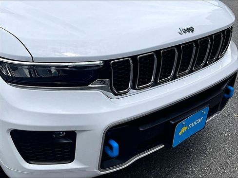 Used 2023 Jeep Grand Cherokee Overland w/ Luxury Tech Group IV AWD/4WD image 32