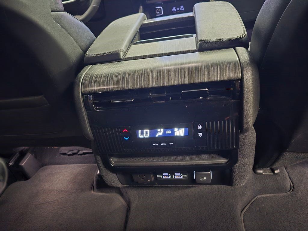 Used 2024 Jeep Wagoneer Series II w/ Flexible Seating Group AWD/4WD image 37