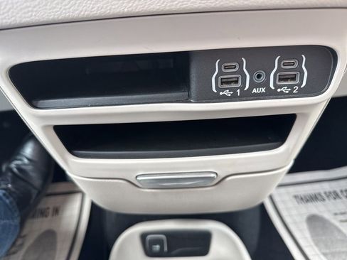 Used 2024 Chrysler Pacifica Touring-L image 45