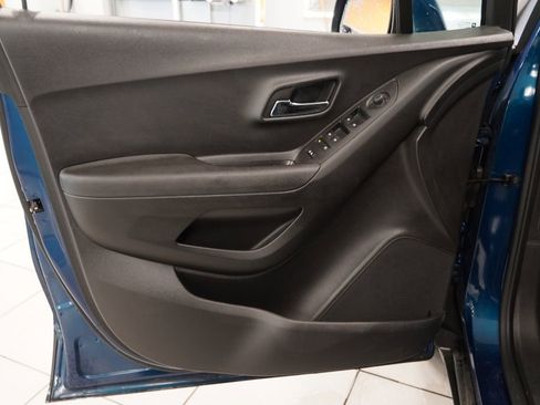 Used 2019 Chevrolet Trax LT w/ LT Convenience Package FWD image 16