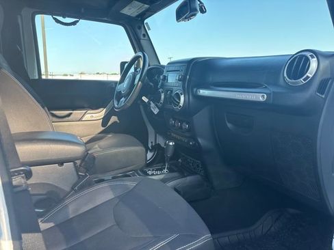 Used 2018 Jeep Wrangler Unlimited Sahara w/ Connectivity Group AWD/4WD image 8