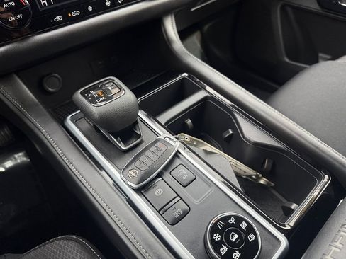 Certified 2025 Nissan Pathfinder SV image 30