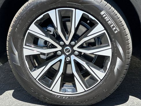 Certified 2025 Volvo XC60 B5 Plus AWD/4WD image 35