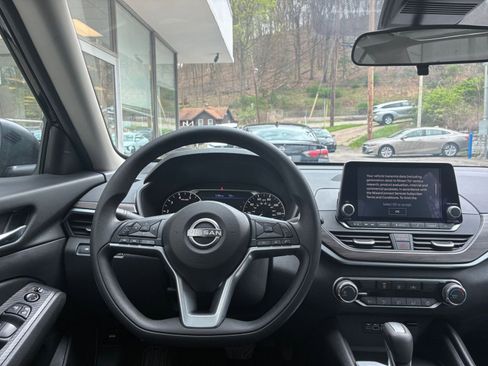 Used 2025 Nissan Altima 2.5 SV FWD image 35