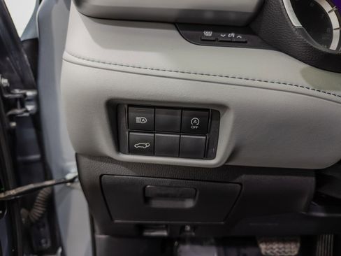 Used 2023 Toyota Highlander XLE AWD/4WD image 30