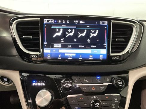 Used 2024 Chrysler Pacifica Touring-L FWD image 26