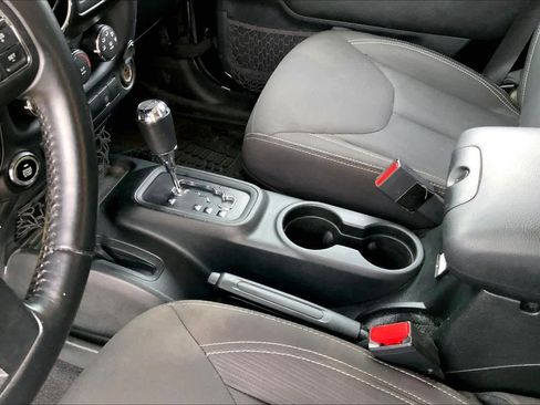 Used 2017 Jeep Wrangler Unlimited Rubicon w/ Connectivity Group image 17