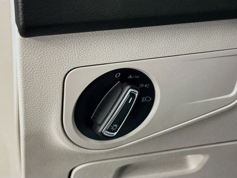 Used 2023 Volkswagen Tiguan SE image 17