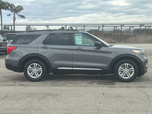 Certified 2022 Ford Explorer XLT image 3