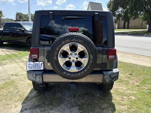 Used 2016 Jeep Wrangler Unlimited Sahara w/ Connectivity Group AWD/4WD image 4