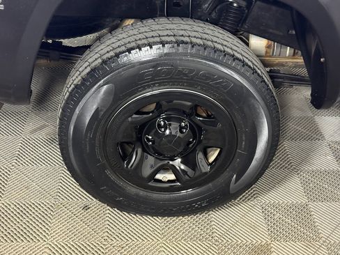 Used 2016 Toyota Tacoma SR image 10