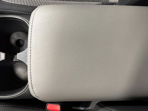 Used 2024 Subaru Outback Premium image 19