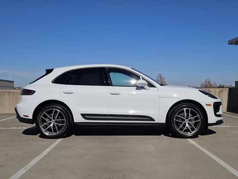 Certified 2026 Porsche Macan AWD/4WD image 9
