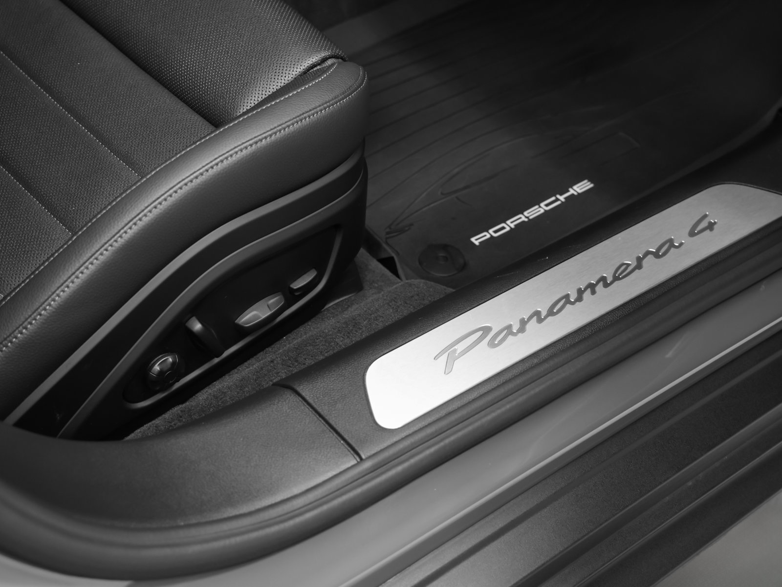 Certified 2025 Porsche Panamera 4 AWD/4WD image 19